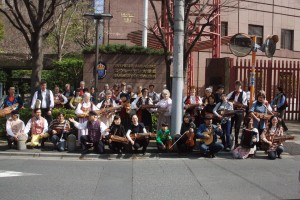_svenska och japanska spelmän utanför ambassaden i Tokyo